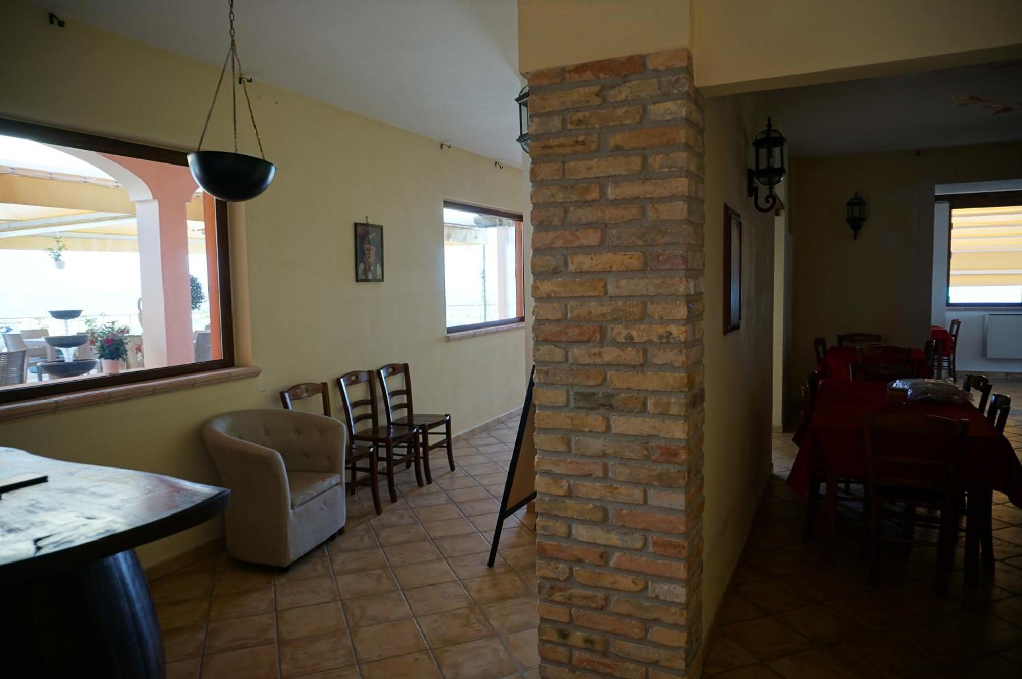 La Terrazza Motta Panzió Atri Kültér fotó