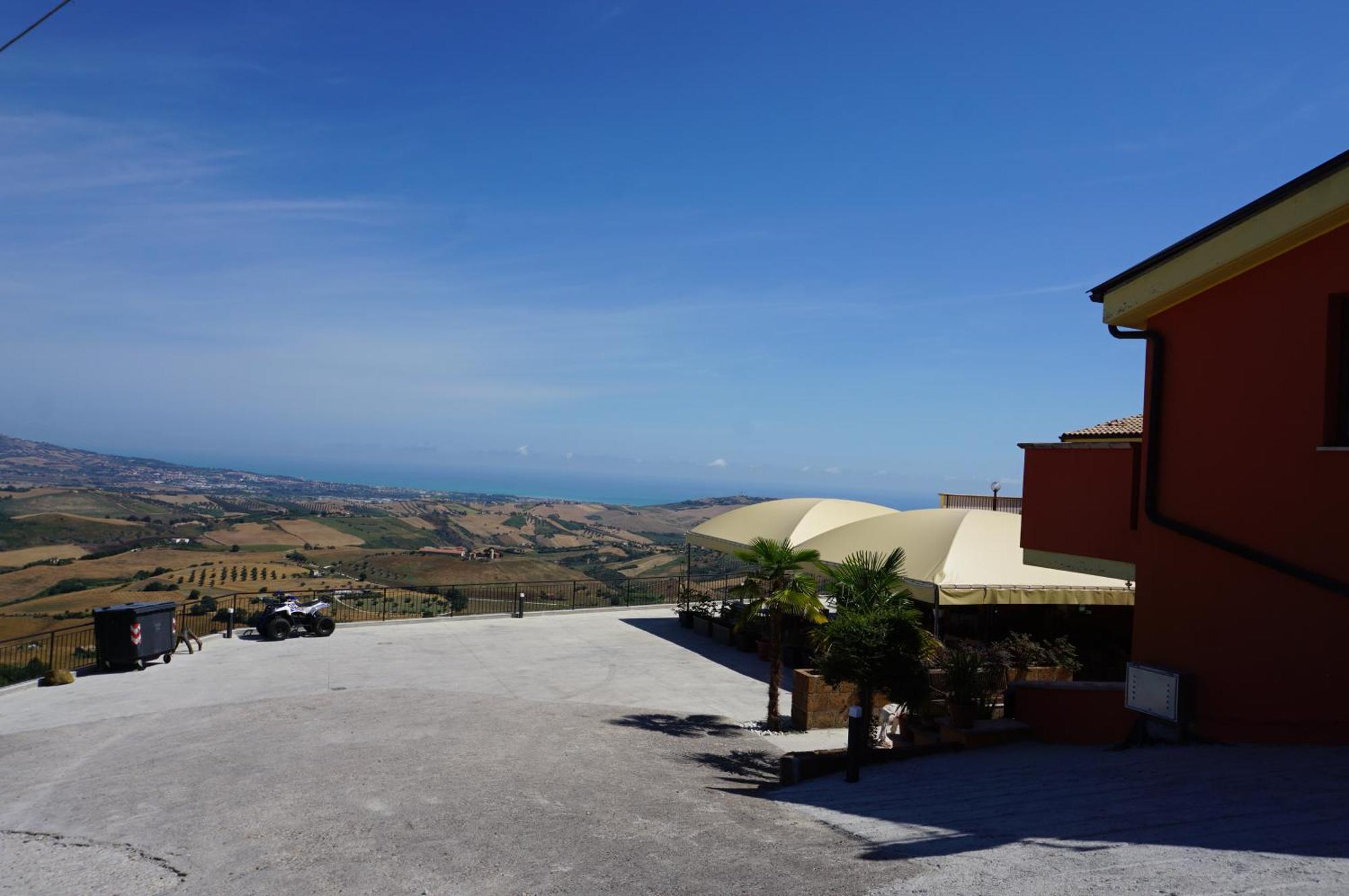 La Terrazza Motta Panzió Atri Kültér fotó