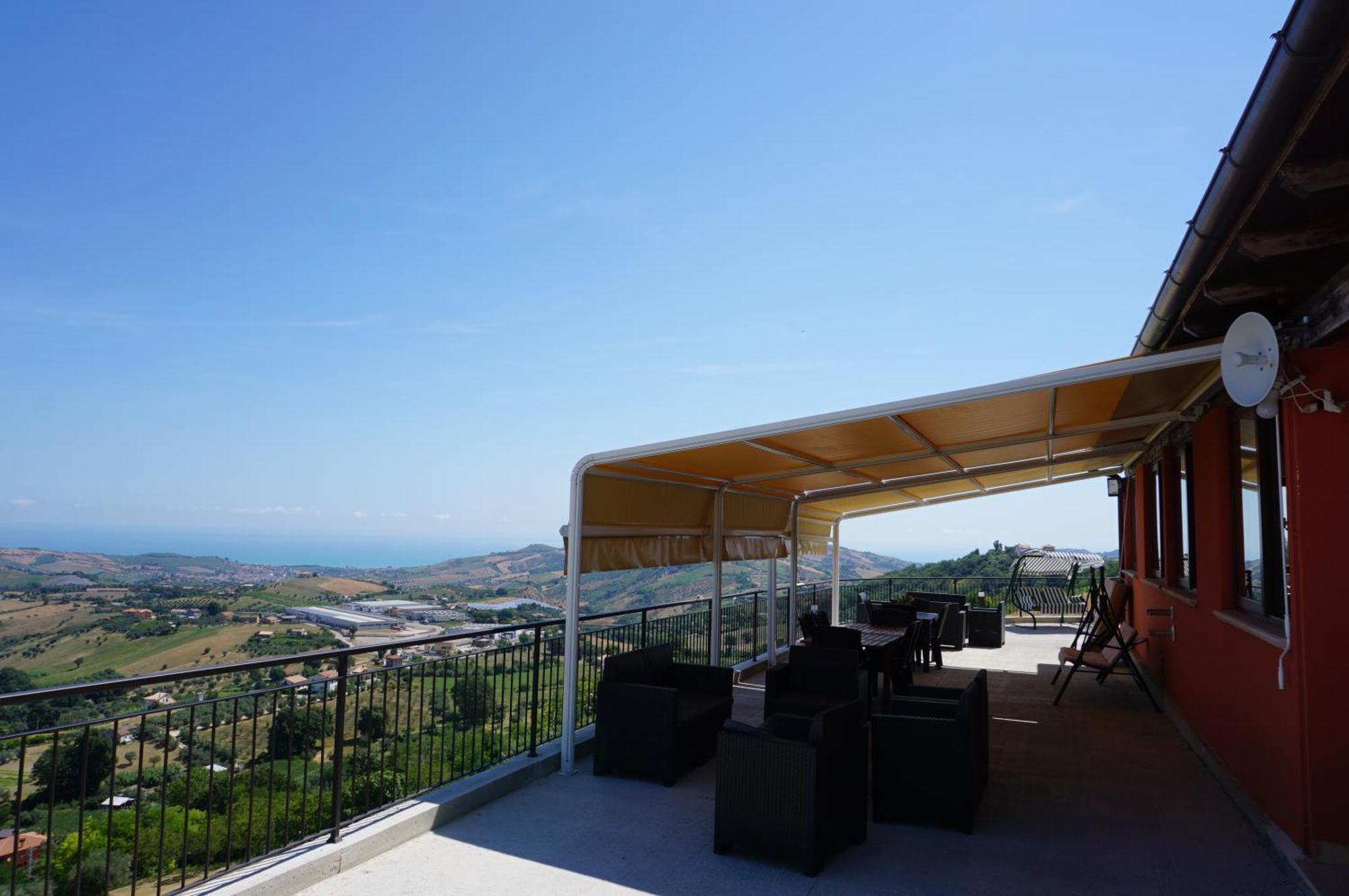 La Terrazza Motta Panzió Atri Kültér fotó