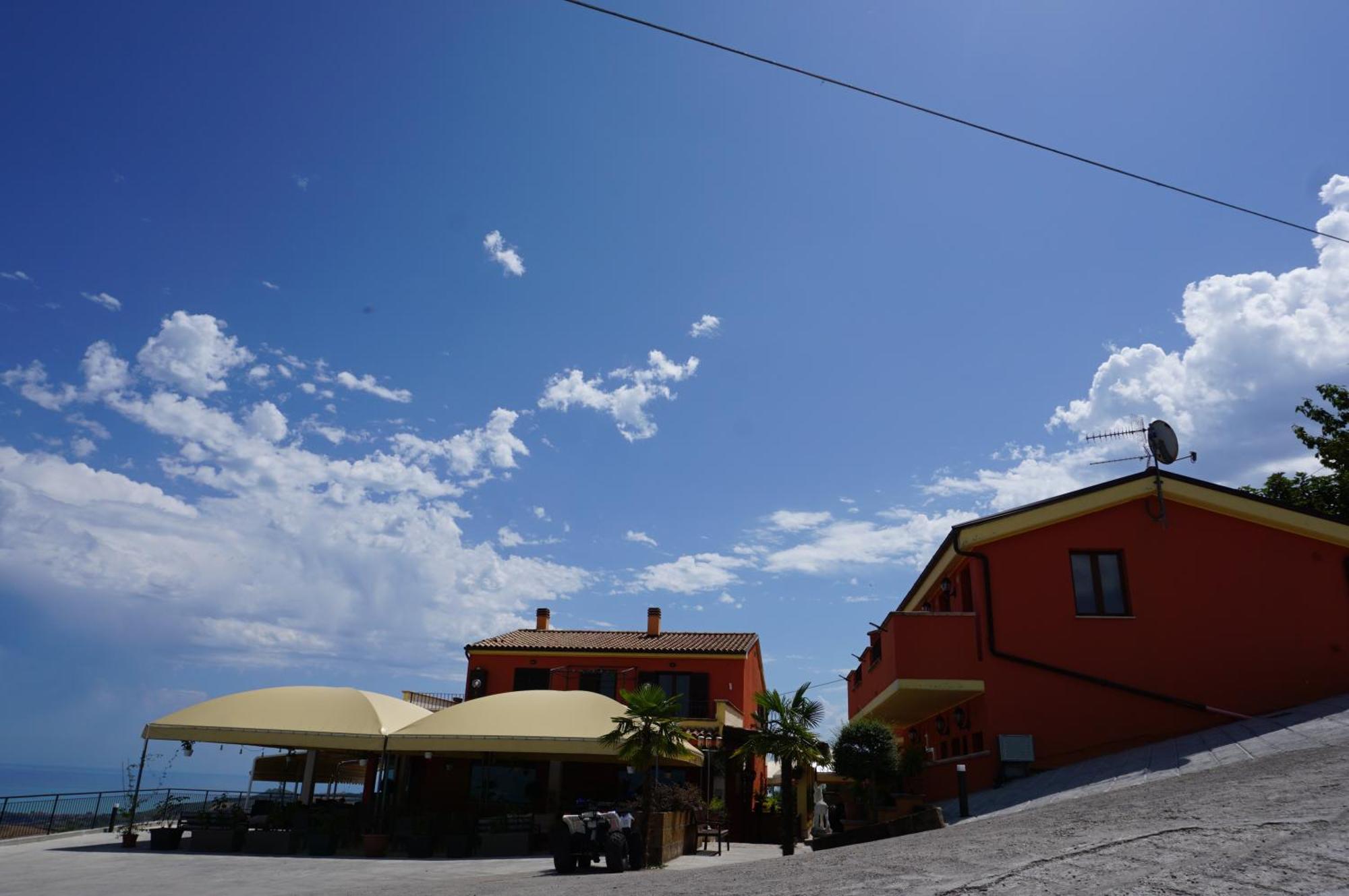 La Terrazza Motta Panzió Atri Kültér fotó