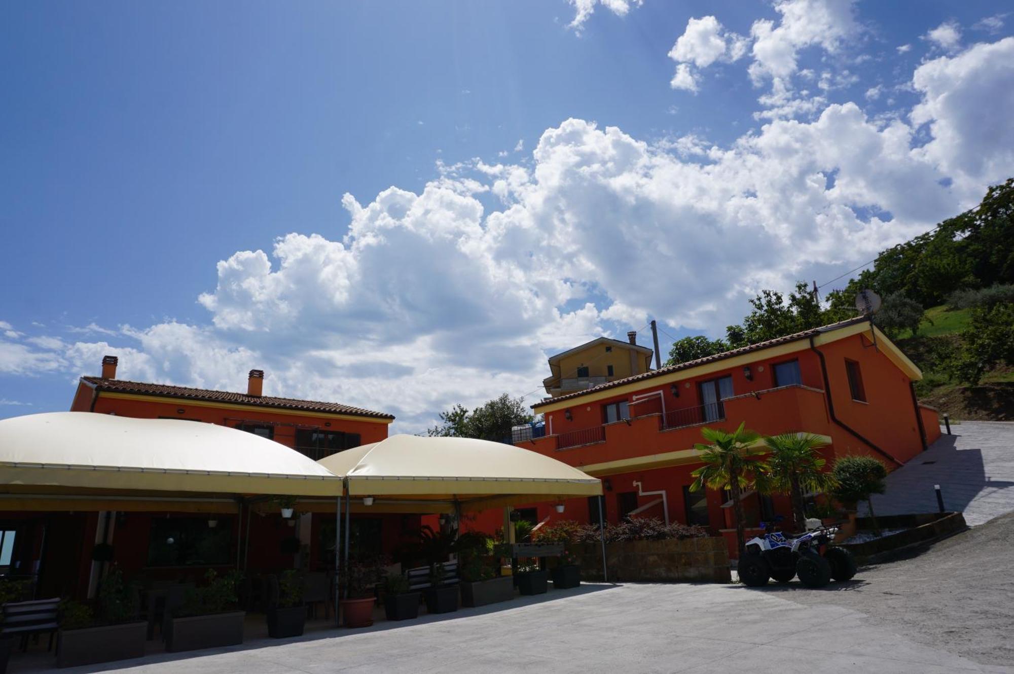 La Terrazza Motta Panzió Atri Kültér fotó