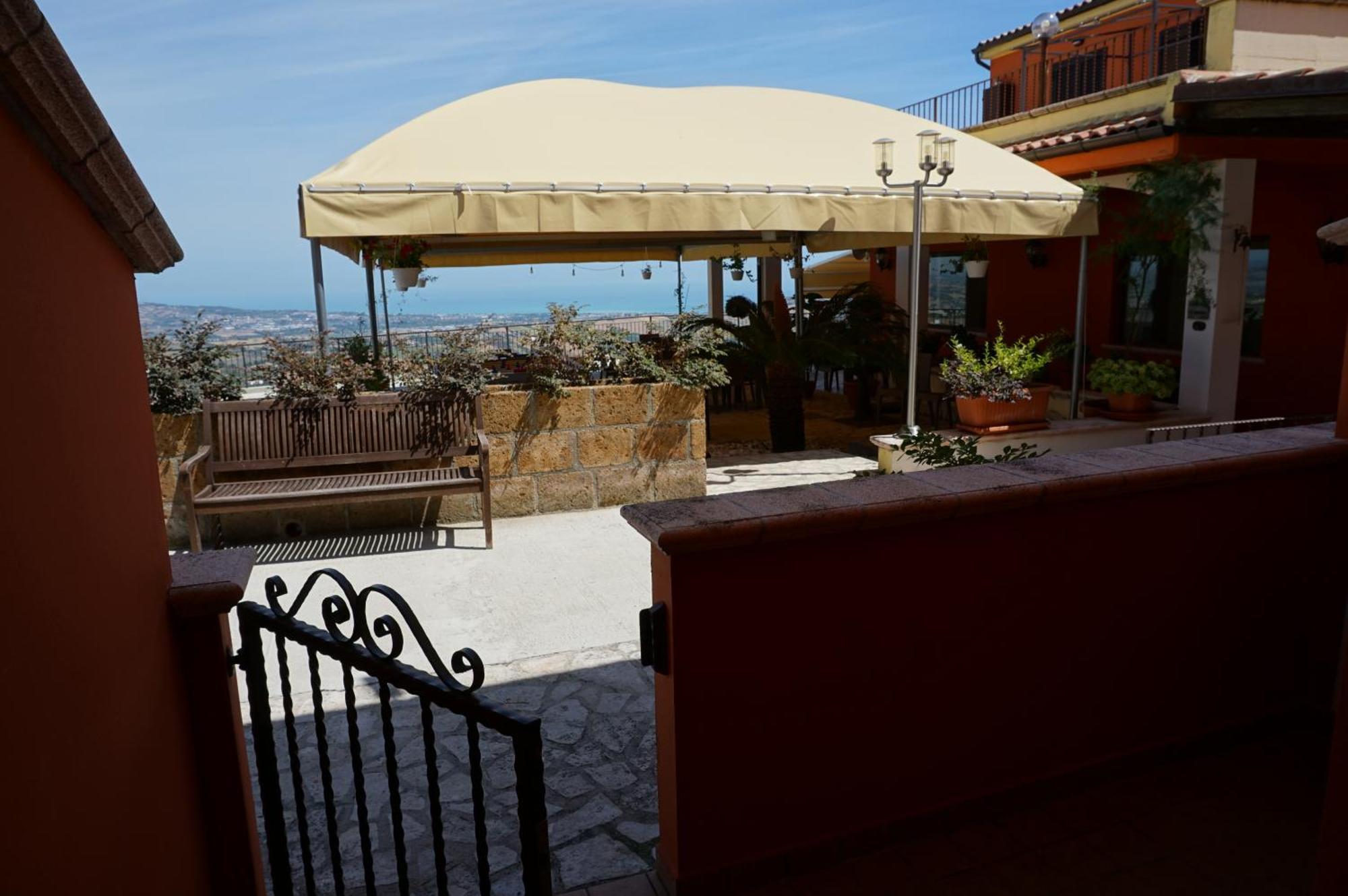 La Terrazza Motta Panzió Atri Kültér fotó
